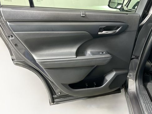 Used 2021 Toyota Highlander XLE image 27