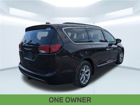 Used 2017 Chrysler Pacifica Touring-L image 3