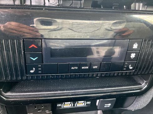 Used 2022 Jeep Wagoneer Series III w/ Premium Group I RWD image 31
