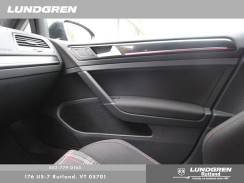 Used 2017 Volkswagen Golf 4-Door image 25