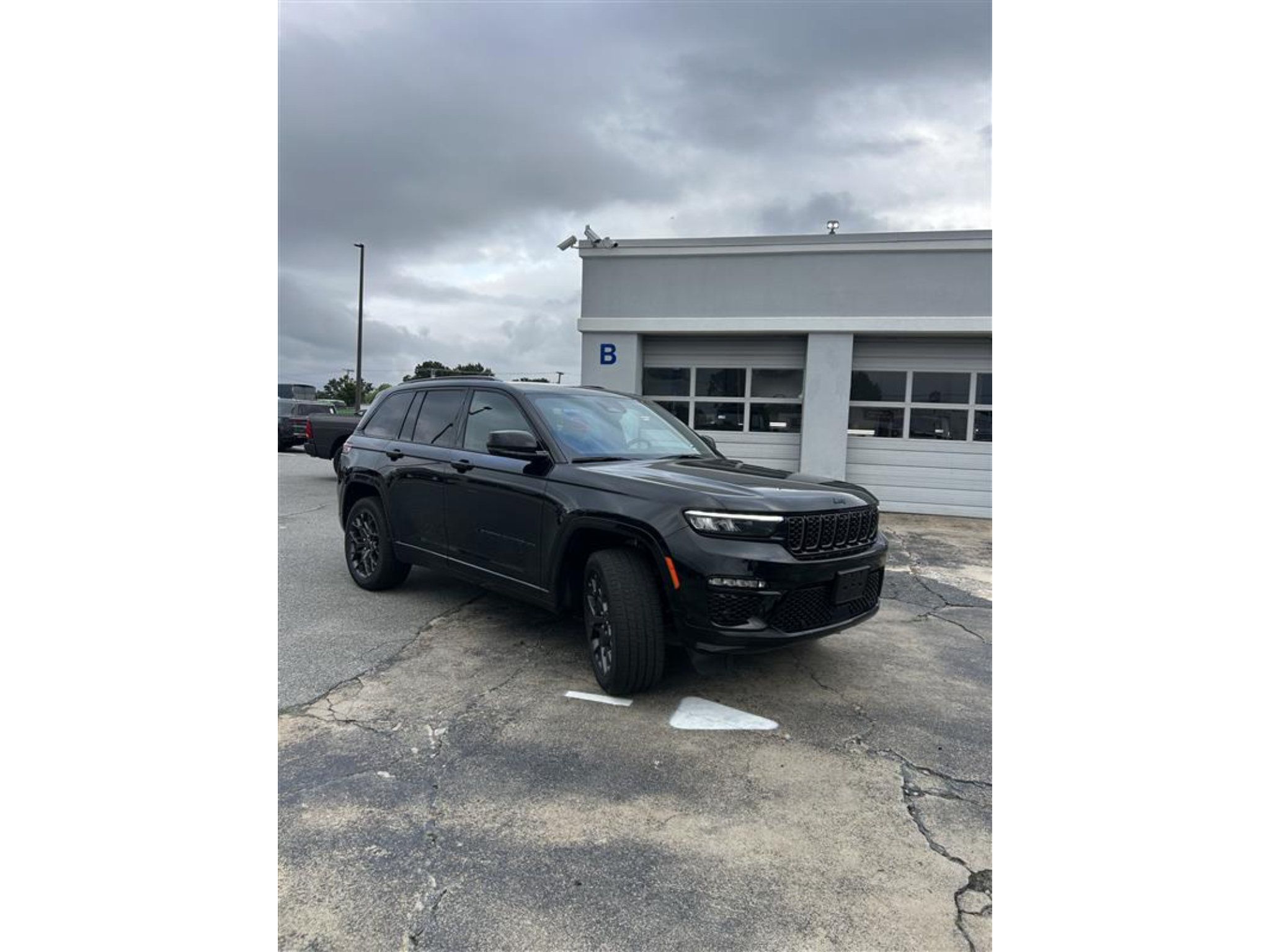 Used 2023 Jeep Grand Cherokee Summit AWD/4WD image 8