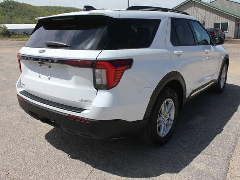 Used 2025 Ford Explorer Active AWD/4WD image 5