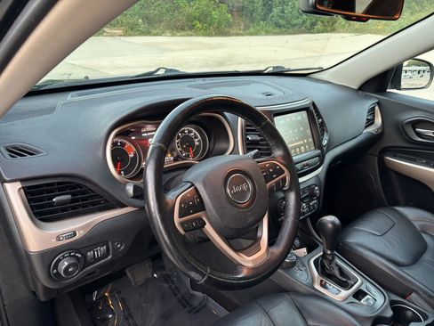 Used 2018 Jeep Cherokee Limited image 23