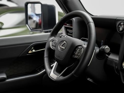 Used 2025 Lexus GX 550 w/ Accessory Package (2T) AWD/4WD image 15