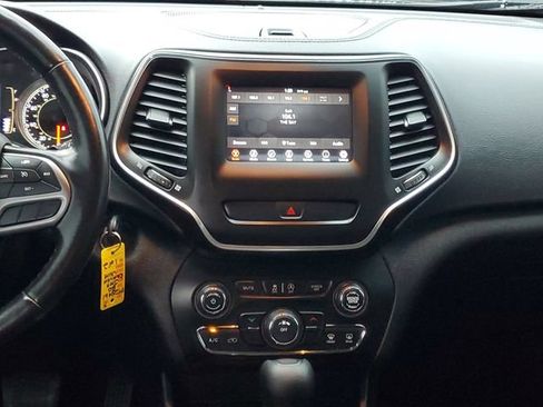 Used 2020 Jeep Cherokee Latitude w/ Cold Weather Group AWD/4WD image 30
