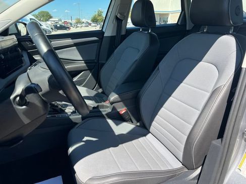 Used 2025 Volkswagen Jetta SE FWD image 34