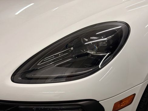 Used 2026 Porsche Macan AWD/4WD image 32