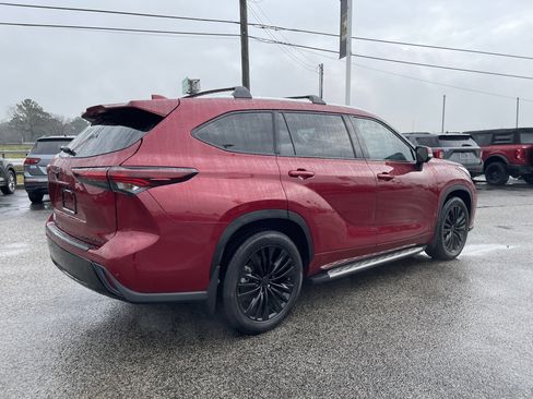 Used 2024 Toyota Highlander Platinum image 2