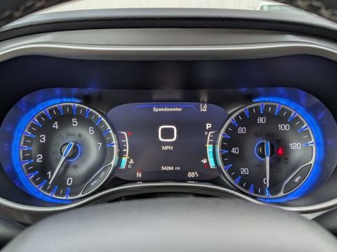 Used 2024 Chrysler Pacifica Touring-L FWD image 11