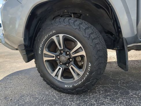 Used 2017 Toyota Tacoma TRD Sport w/ Tow Package RWD image 33