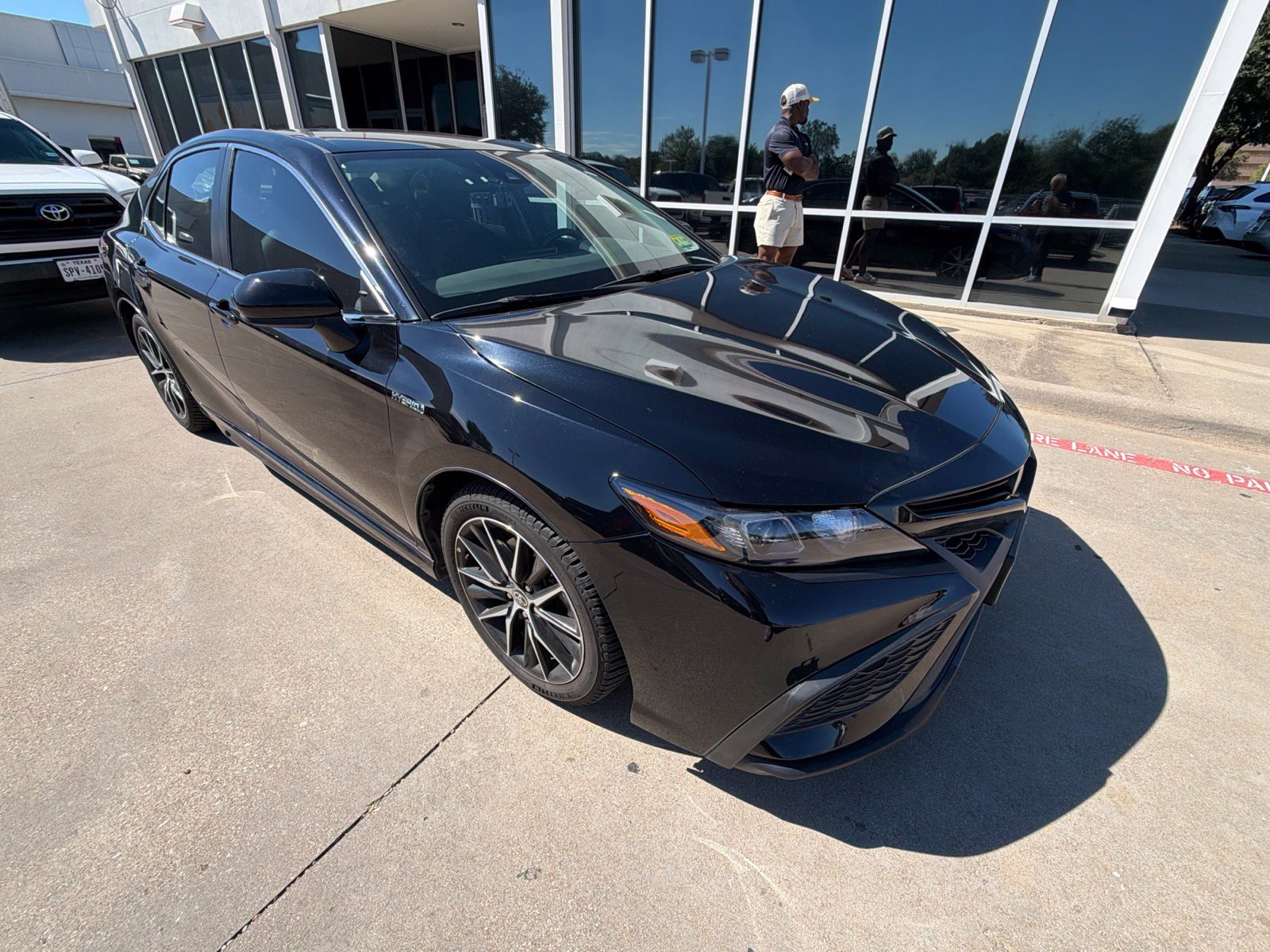 Used 2021 Toyota Camry SE FWD image 3