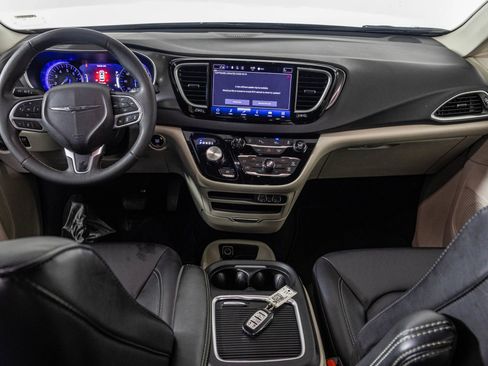 Used 2024 Chrysler Pacifica Touring-L image 22
