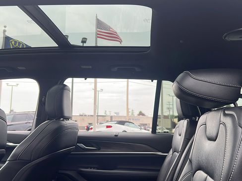 Used 2024 Jeep Grand Cherokee L Limited w/ Luxury Tech Group II image 38