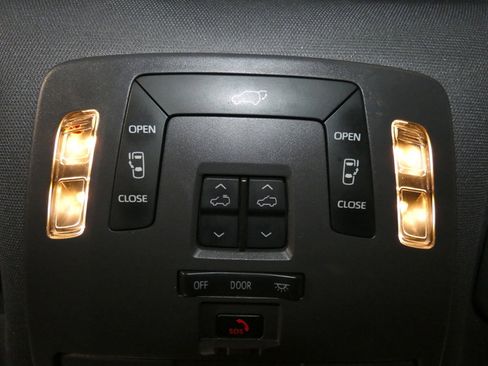 Used 2021 Toyota Sienna XSE image 18