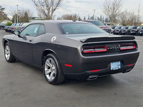Used 2022 Dodge Challenger SXT image 4