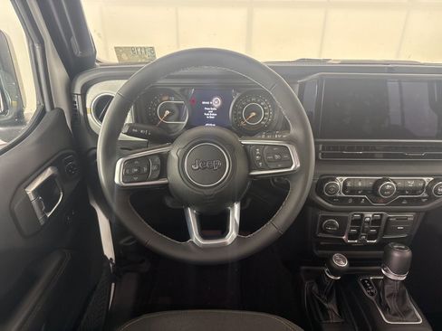 Used 2025 Jeep Wrangler Unlimited Sahara AWD/4WD image 11