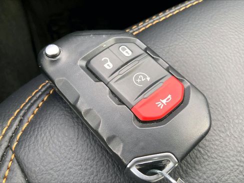 Used 2025 Jeep Gladiator Sport image 15