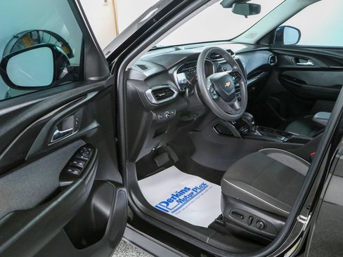 Used 2023 Chevrolet TrailBlazer LT FWD image 3