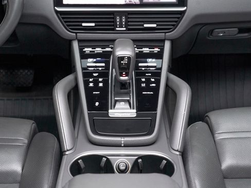 Used 2020 Porsche Cayenne AWD/4WD image 40