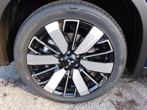 New 2025 Mitsubishi Outlander SE image 9