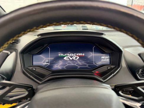 Used 2022 Lamborghini Huracan EVO RWD image 18