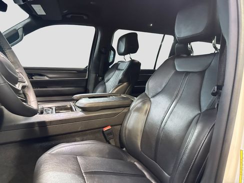 Used 2024 Jeep Wagoneer L Series II w/ Flexible Seating Group AWD/4WD image 6