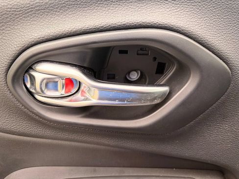 Used 2019 Jeep Cherokee Trailhawk w/ Comfort/Convenience Group AWD/4WD image 14