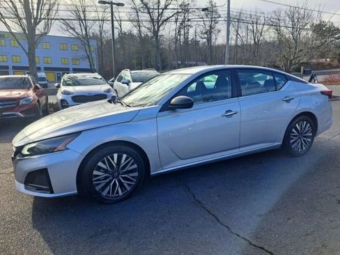 Used 2024 Nissan Altima 2.5 SV FWD image 2