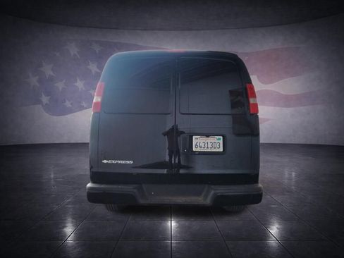 Used 2021 Chevrolet Express 2500 w/ Driver Convenience Package RWD image 4