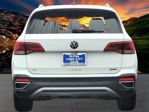 Used 2022 Volkswagen Taos SE w/ Panoramic Sunroof Package image 5