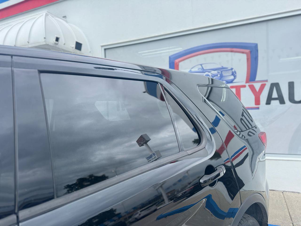 Used 2017 Ford Explorer Limited w/ Equipment Group 301A FWD image 7