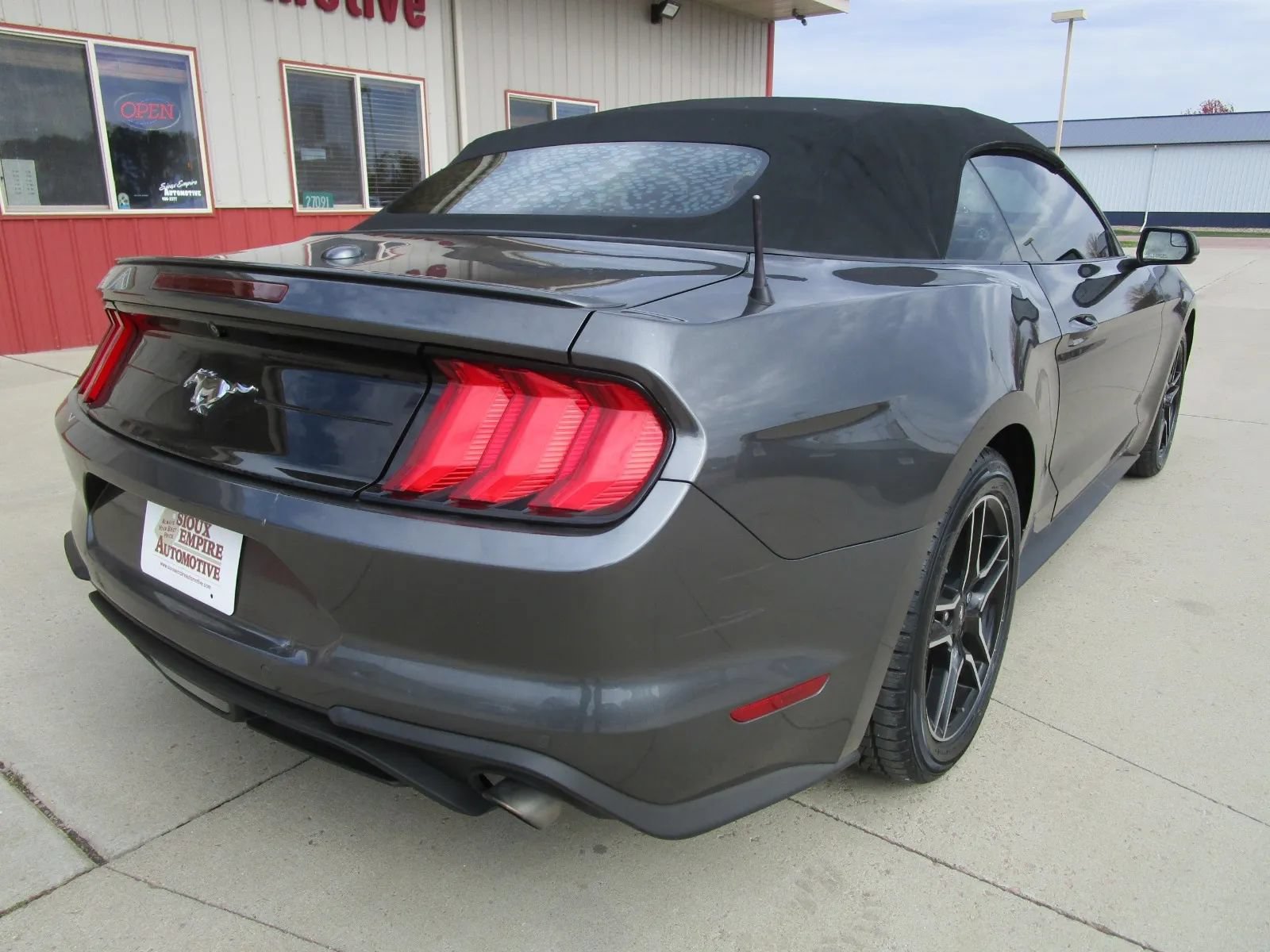 Used 2018 Ford Mustang Premium RWD image 9