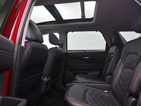 Used 2024 Nissan Pathfinder Platinum FWD image 11