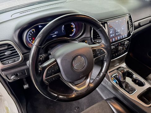 Used 2020 Jeep Grand Cherokee Altitude AWD/4WD image 24