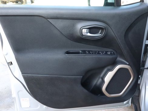 Used 2017 Jeep Renegade Latitude image 14