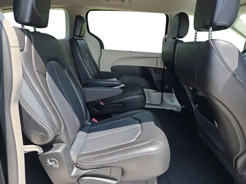 Used 2023 Chrysler Pacifica Touring-L FWD image 19