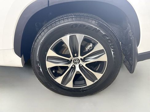 Certified 2023 Toyota Highlander XLE image 33