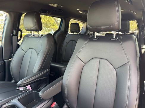 New 2026 Chrysler Pacifica Select image 20
