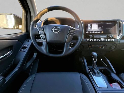Used 2025 Nissan Frontier SV RWD image 9