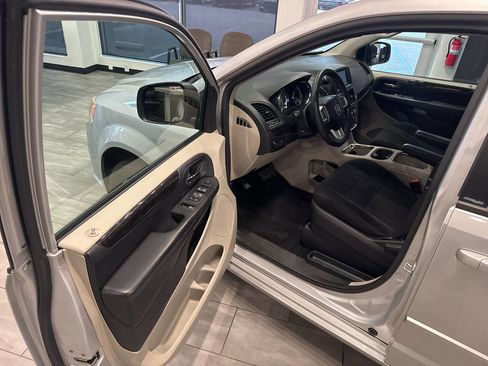Used 2012 Dodge Grand Caravan SXT w/ UConnect Hands-Free Group image 21