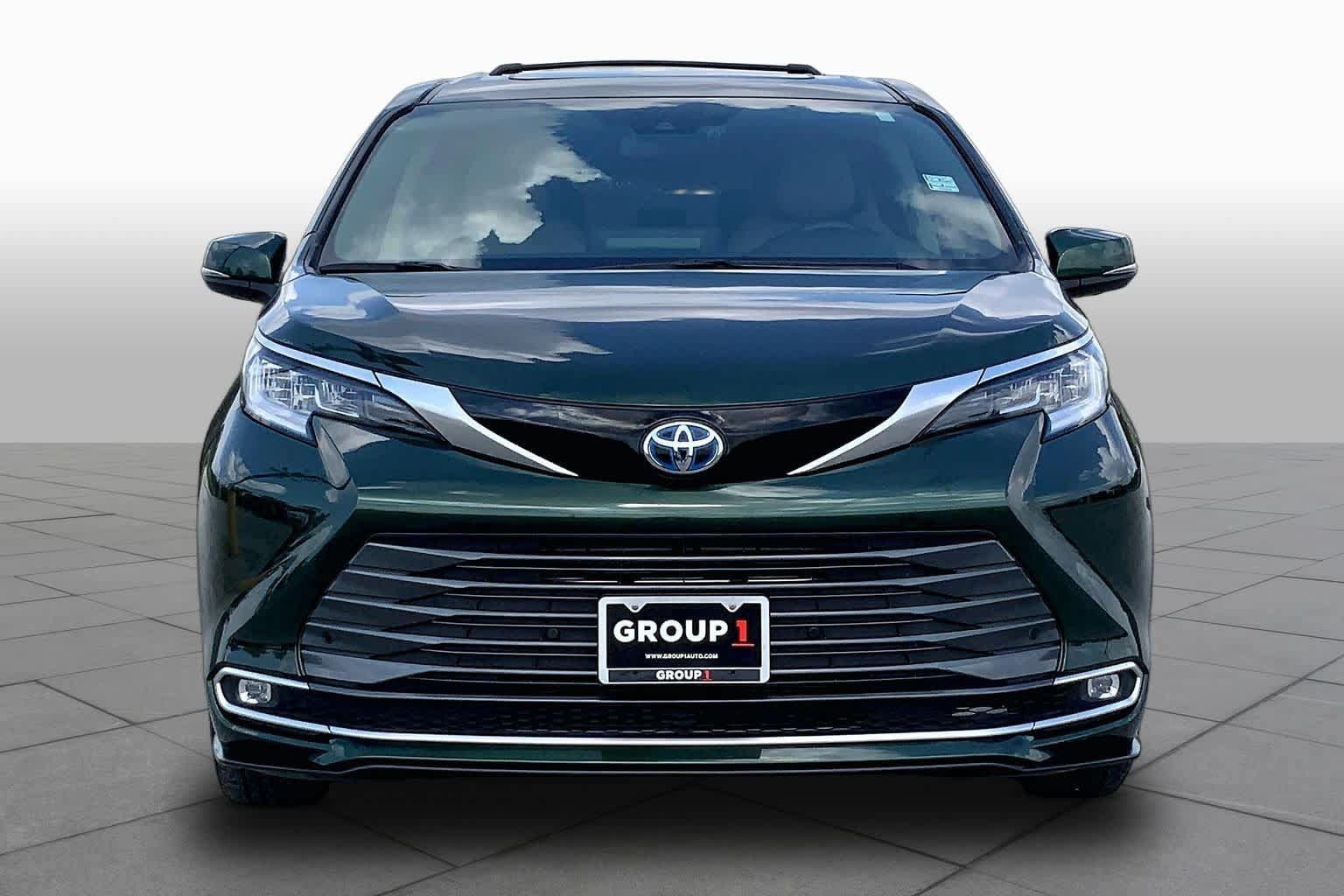 Used 2024 Toyota Sienna Limited FWD image 4