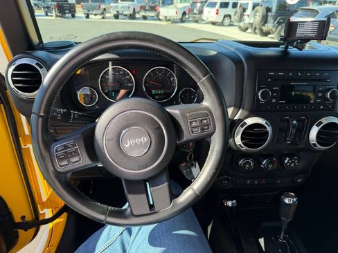 Used 2015 Jeep Wrangler Unlimited Rubicon w/ Connectivity Group AWD/4WD image 11