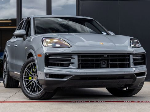Certified 2024 Porsche Cayenne AWD/4WD image 6