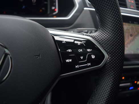 Used 2024 Volkswagen Tiguan SEL R-Line image 4