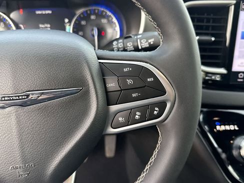 Used 2025 Chrysler Pacifica Select FWD image 27