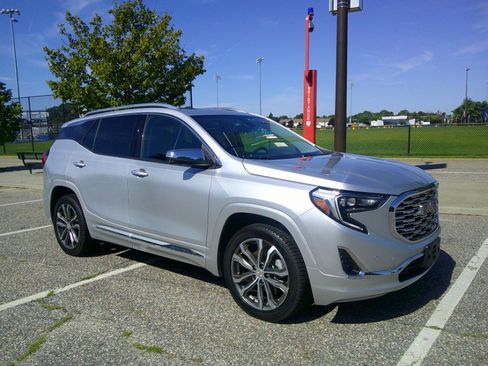 Used 2020 GMC Terrain Denali w/ Denali Premium Package AWD/4WD image 3