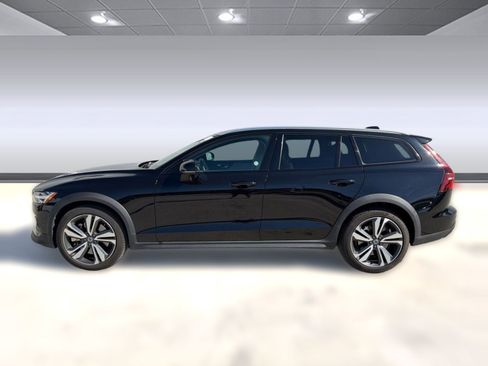 Used 2025 Volvo V60 B5 Cross Country Plus AWD/4WD image 2