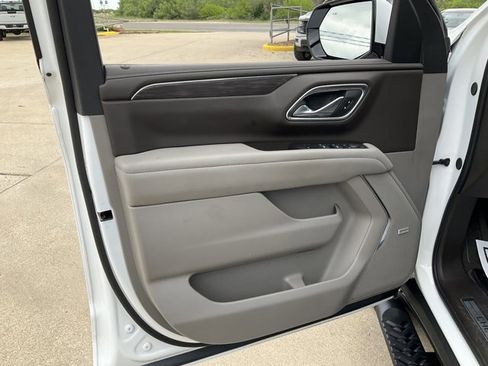 Used 2024 Chevrolet Suburban Z71 w/ Luxury Package AWD/4WD image 7