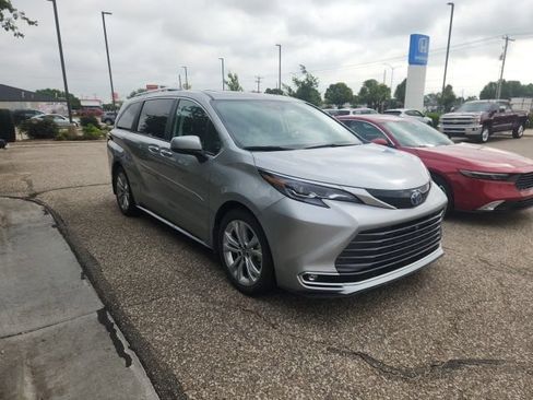 Used 2024 Toyota Sienna Platinum FWD image 3