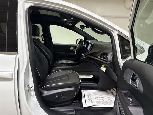 New 2026 Chrysler Pacifica Limited image 23